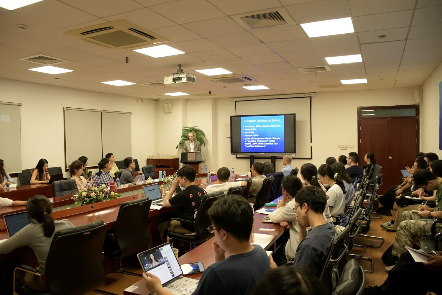 世界社会科学高级讲坛（八十三）： Jolyon Howorth教授主讲“特朗普时代北约的命运与欧洲战略自主”